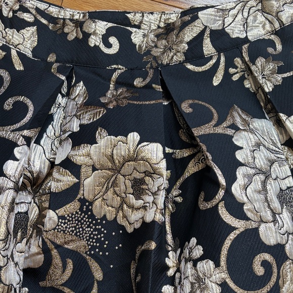 Beautiful good and black skirt - midi length - medium nwt - Picture 2 of 4